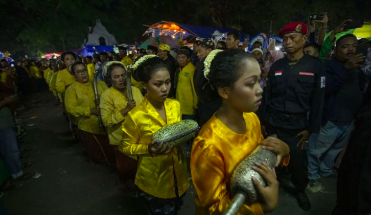 Tradisi Panjang Jimat di Cirebon Dalam Peringatan Maulid Nabi